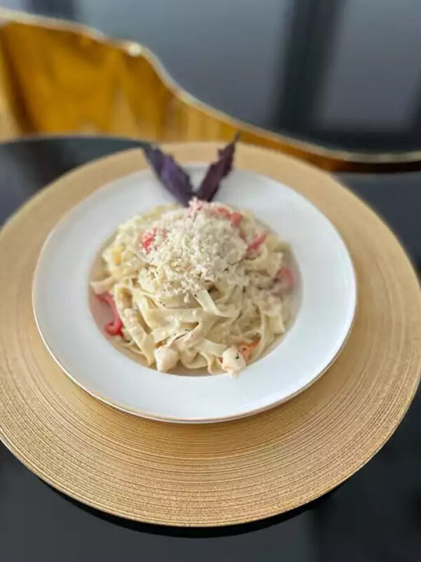 AROMATIC HARMONY: PASTA WITH SHRIMP AND TOMATOES IN A LIGHT CREAMY CLOUD