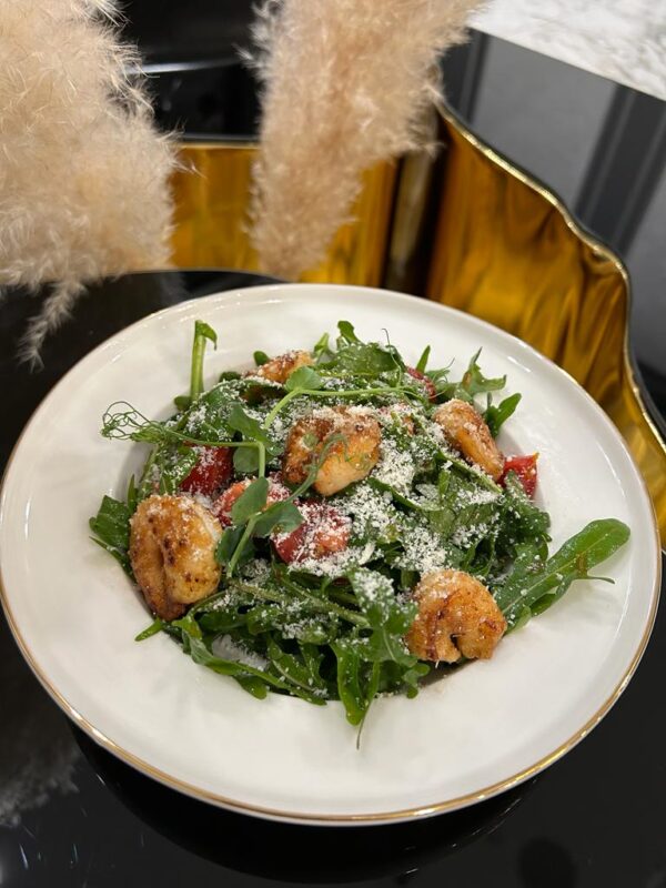 ITALIAN ELEGANCE: ARUGULA AND SHRIMP SALAD WITH PARMESAN