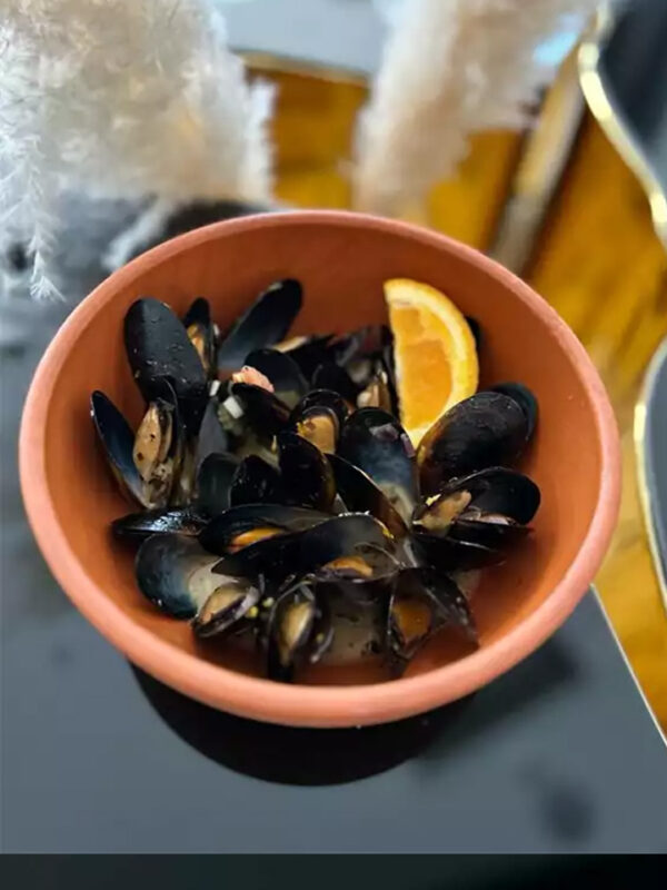 OCEAN BREEZE: MUSSELS IN WHITE WINE WITH GARLIC AND HERBS