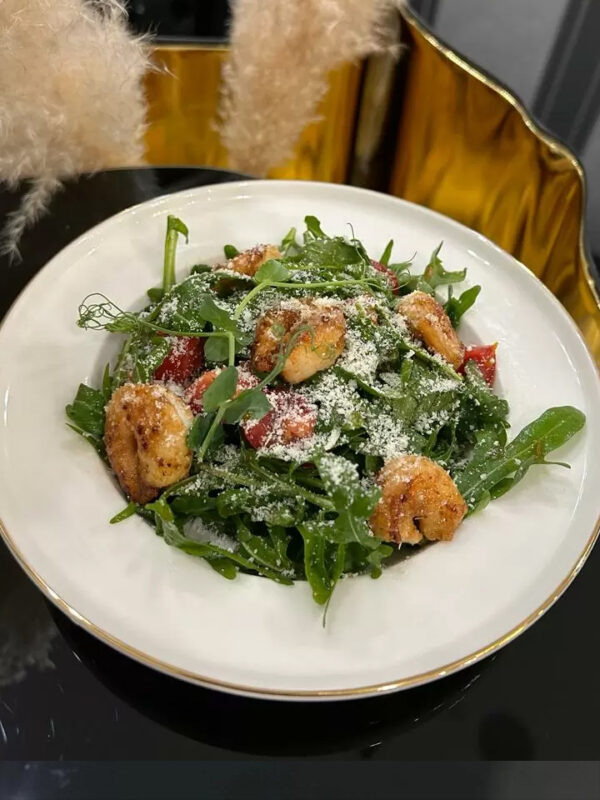 ITALIAN ELEGANCE: ARUGULA AND SHRIMP SALAD WITH PARMESAN